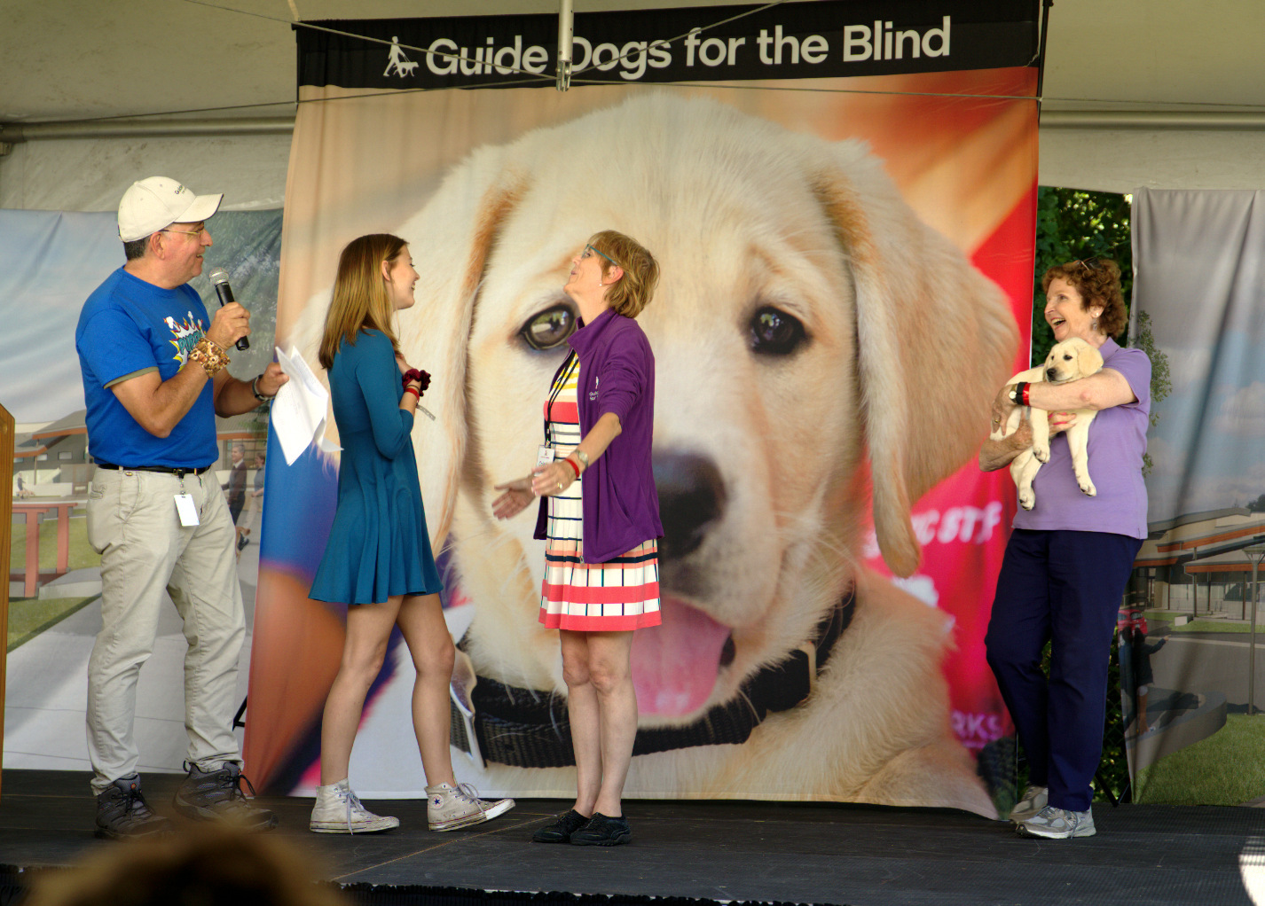 Pat presenting Zola III to Katherine and Colette at Fun Day